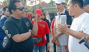 Wakil Wali Kota Depok, Chandra Rahmansyah, berswafoto bersama warga di CFD sambil mensosialisasikan agenda Lebaran Depok 11–17 Mei 2025. Wakil Wali Kota Depok, Chandra Rahmansyah, berswafoto bersama warga di CFD sambil mensosialisasikan agenda Lebaran Depok 11–17 Mei 2025.