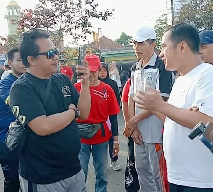 Wakil Wali Kota Depok, Chandra Rahmansyah, berswafoto bersama warga di CFD sambil mensosialisasikan agenda Lebaran Depok 11–17 Mei 2025.