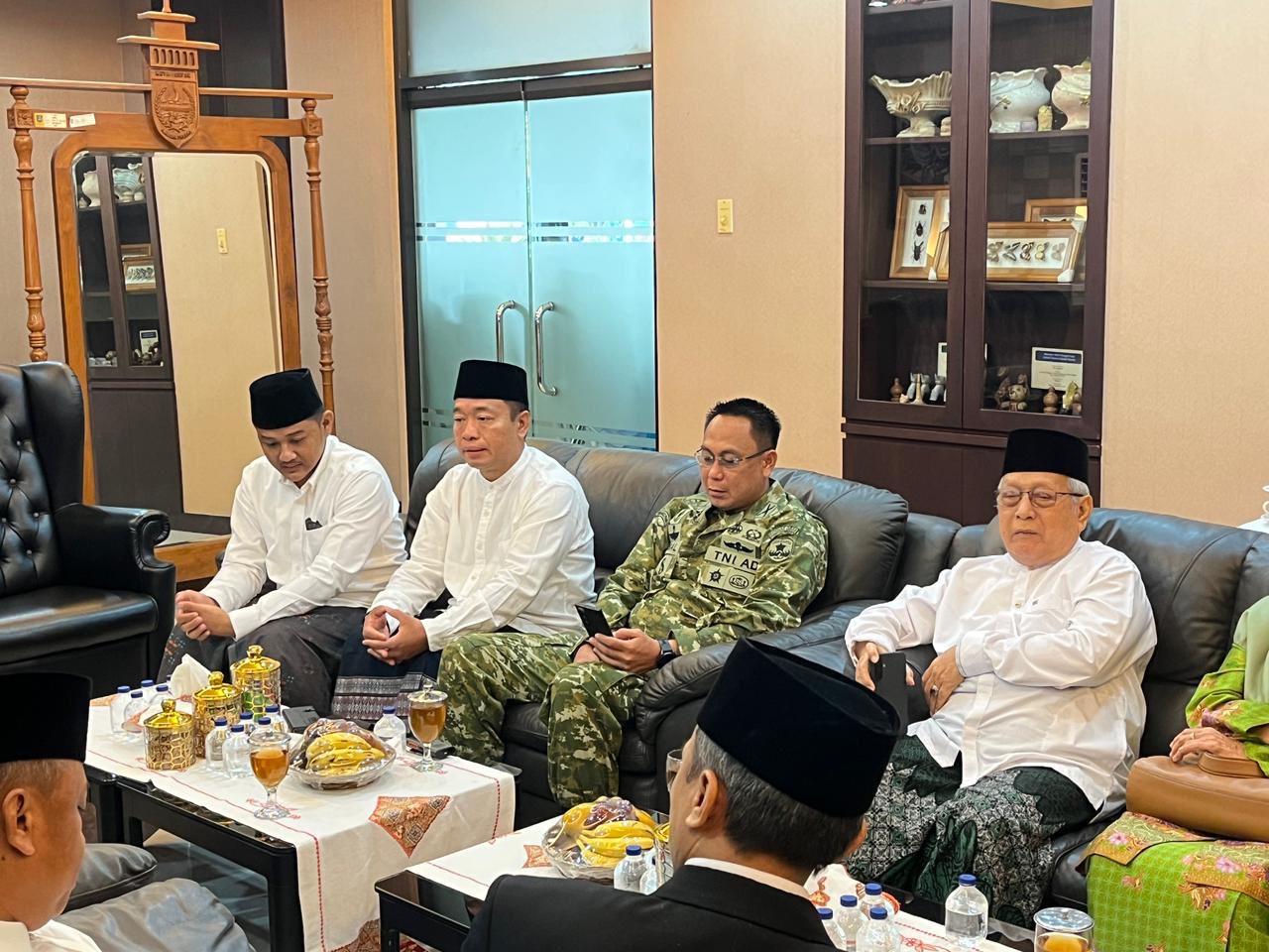 Wali Kota Depok Tekankan Penguatan Aset Umat 1 Kepala Kantor Pertanahan Kota Depok Budi Jaya, Bersama Jajaran dan Forkopimda saat penyerahan sertipikat tanah wakaf 22/10/2025