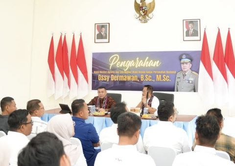 Kunker ke Mempawah, Wamen ATR/BPN Serahkan 7 Sertipikat Hak Atas Tanah