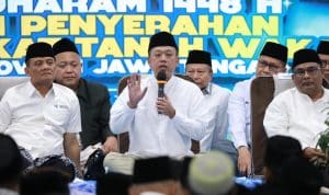 Peringatan 1 Muharam, Menteri Nusron Serahkan 243 Sertipikat Wakaf di Semarang