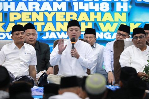 Peringatan 1 Muharam, Menteri Nusron Serahkan 243 Sertipikat Wakaf di Semarang