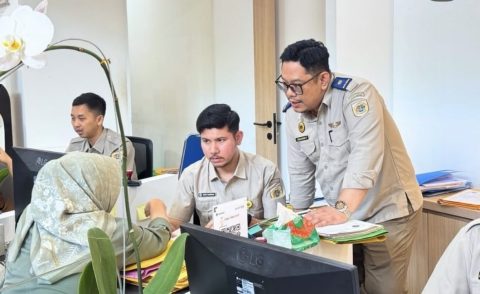 Pejabat Pengawas Kantah Kota Depok Pantau Langsung Alur Pelayanan Loket